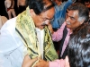 13-dr-rajanikant-welcoming-with-kabir-doha-weaving-stole-to-honble-union-urban-affair-minister-shri-vainkaiya-naidu-on-9th-may15