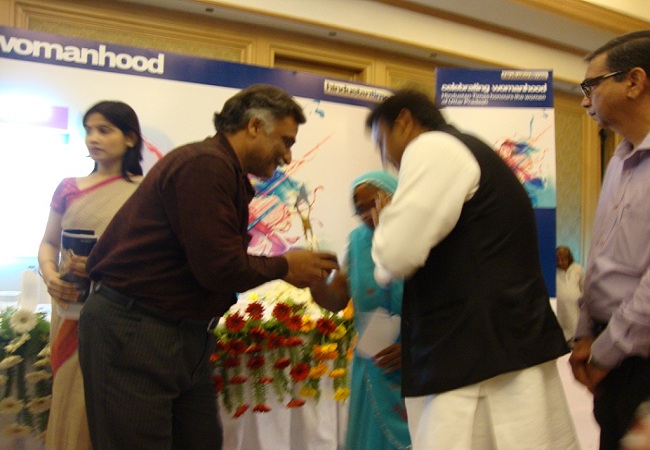Ramman_Devi_a_member_of_Laxmi_SHG_-_getting_the_HT_Woman_Special_Award_from_Hon_ble_CM_Mr._Akhilesh_Yadav_of_U.P._at_Taj_Hotel_Lucknow_on_31st_March_2012_evening